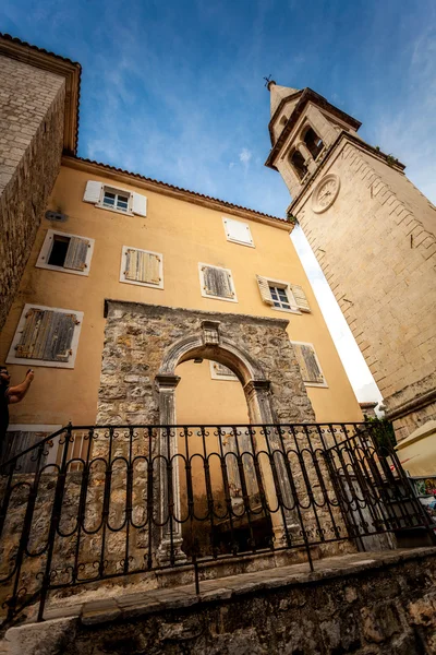 Portões de pedra e torre alta na rua de Budva, Montenegro — Fotografia de Stock