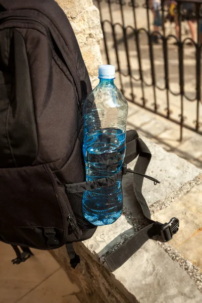 Closeup photo of bottle of water in pocket of backpack — Stock Photo, Image