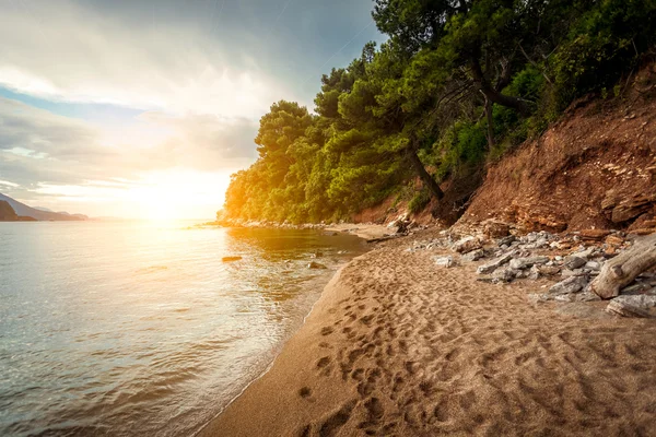 Paisagem do pôr do sol sobre a praia em Montenegro — Fotografia de Stock