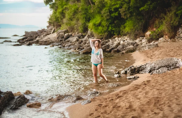 Karadağ, güzel sahilde duran genç kadın — Stok fotoğraf