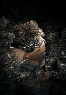 ahşap yolu ile deniz grotto görünümünü