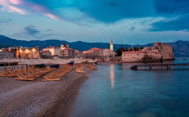 Sahil antik şehrin gece manzarası