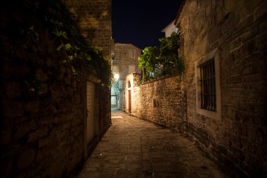 eski dar sokak gaz fenerler tarafından gece yaktı.