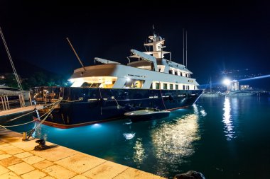 gece Limanda demirli lüks Özel yat