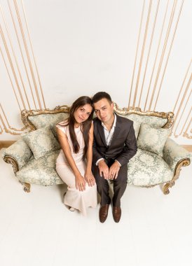 genç adam ve Oda, lüks kanepede oturan kadın