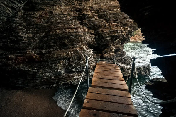 Vista desde el interior de la cueva del mar con camino de madera —  Fotos de Stock