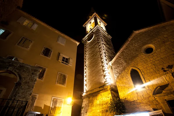 Vista noturna da antiga torre de pedra em Montenegro — Fotografia de Stock