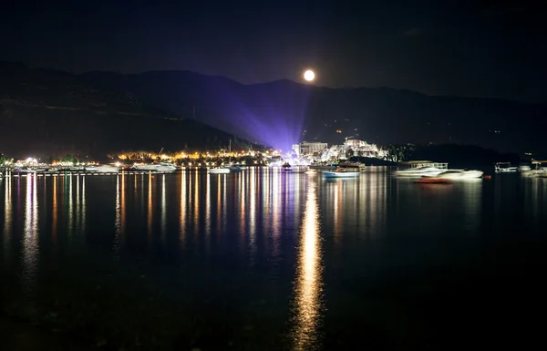 Paesaggio di luna splendente sopra la città di mare alla notte scura — Foto Stock