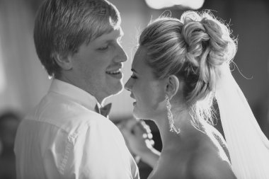 Gelin ve damat ilk dans sahip siyah beyaz portre