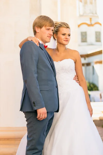 Beautiful newly married couple hugging on street — Stock Photo, Image