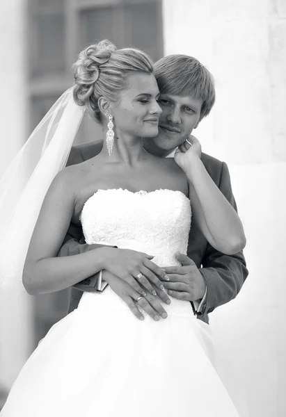 Black and white portrait of beautiful bride and groom hugging ou — Stock Photo, Image