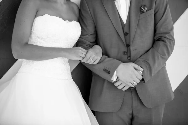 Black and white photo of young bride holding grooms hand — Stock Photo, Image