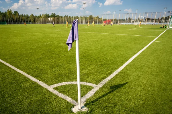 Bandeira de canto no campo de futebol no dia ensolarado — Fotografia de Stock