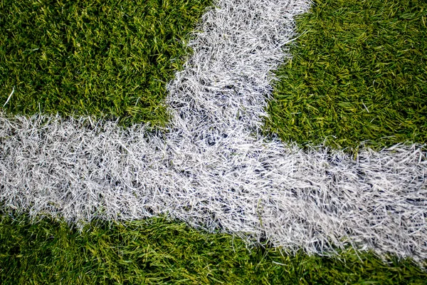 Foto de primer plano de la marca de esquina en el campo de fútbol artificial —  Fotos de Stock