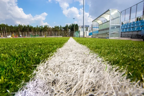Tiro de marcar linha de campo de futebol no dia ensolarado — Fotografia de Stock