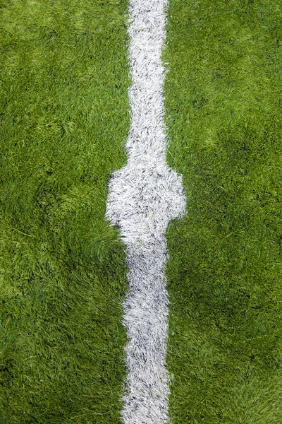 Closeup photo of hands on white start line drawn on grass of whi — Stock Photo, Image