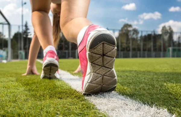 Frau in Turnschuhen steht auf weißer Linie auf Gras gezeichnet — Stockfoto