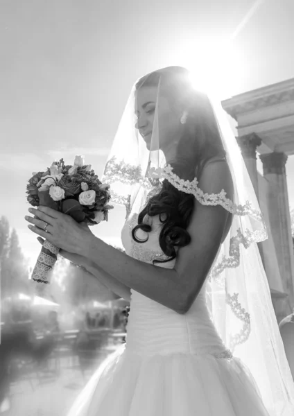 Svart och vit närbild porträtt av söt brud tittar på bröll — Stockfoto