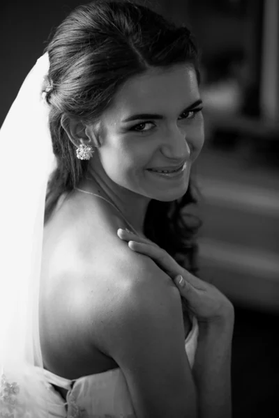 Black and white portrait of smiling brunette bride with long whi — Stock Photo, Image