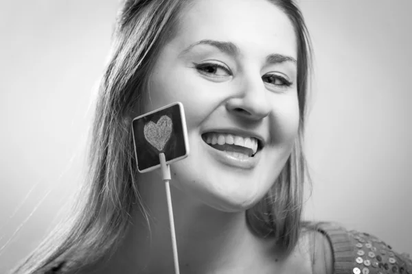 Svartvita porträtt av söt kvinna med dekorativa ritade hjärta — Stockfoto