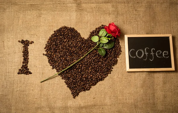「私はコーヒーが好き」概念ショットのコーヒー豆を挑戦してスペル — ストック写真