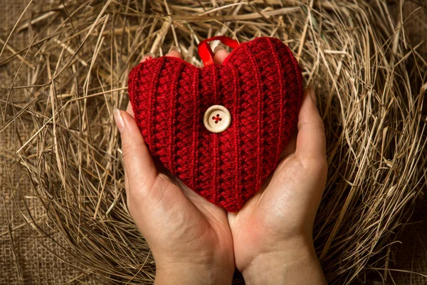 Konzeptfoto einer Frau, die rotes Strickherz schützt — Stockfoto