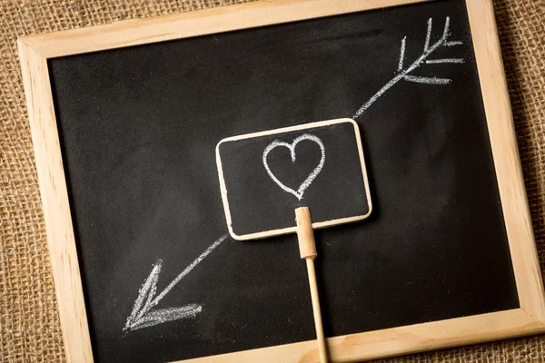 Photo of heart with arrow drawn by chalk on blackboard — Stock Photo, Image