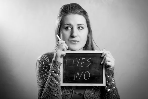 Retrato monocromático de mulher pensando em resposta "sim" ou "não" — Fotografia de Stock