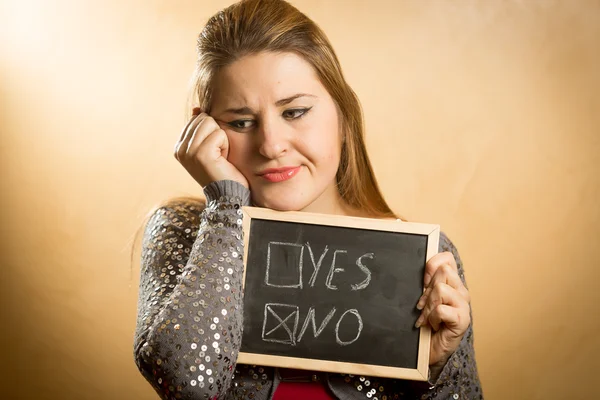 Traurige Frau hält Tafel mit prüfend negativem Bescheid — Stockfoto