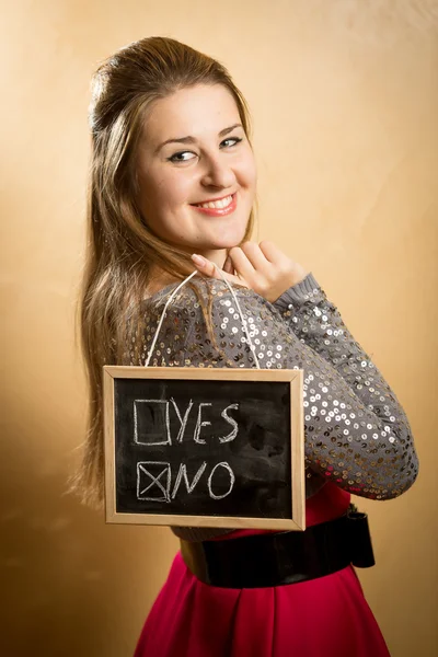 Smiling woman holding blackboard with two answers — Stock Photo, Image