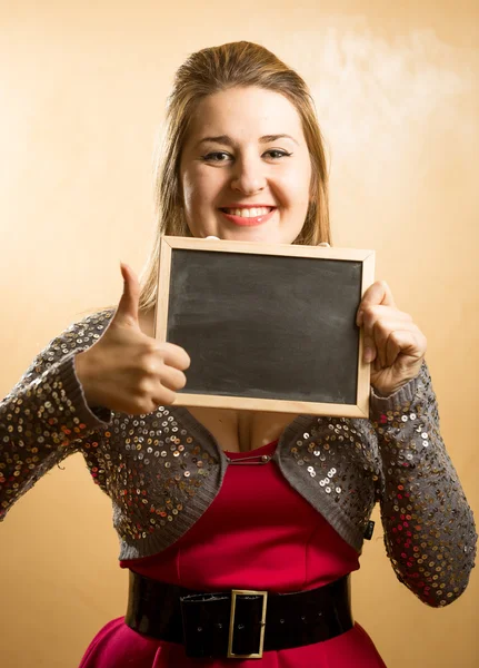 Pozitivní žena drží tabuli a palec — Stock fotografie