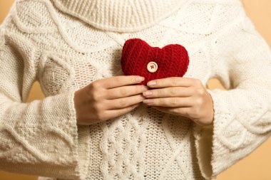 Kalp göğsüne tutarak kadın kavramsal tıbbi fotoğrafı