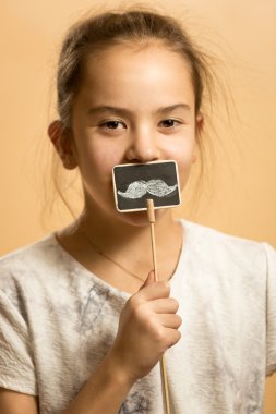 çubuk üzerinde yapay bıyıklı poz gülümseyen kız