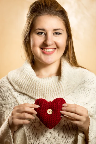 Beautiful cute woman posing with knitted heart — Stock Photo, Image