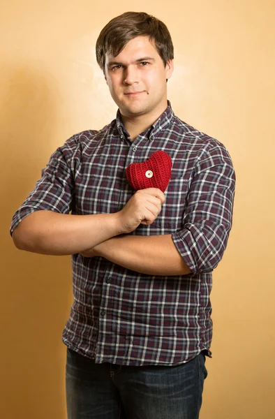 Человек в клетчатой рубашке с декоративным красным сердцем — стоковое фото