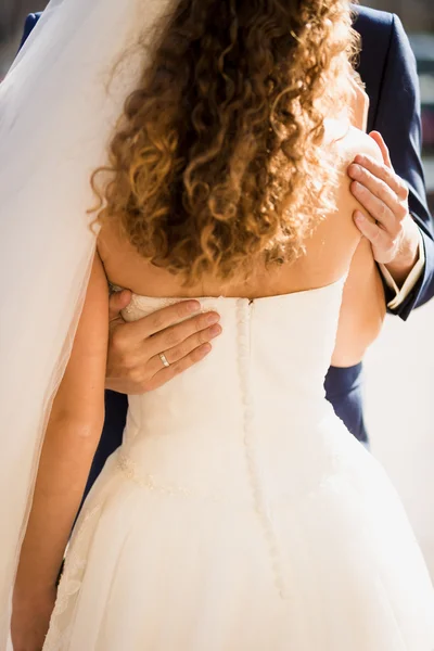 Fotografia di sposi mano su spose indietro in corsetto — Foto Stock