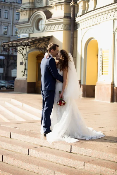 Bonito apenas casado casal abraçando na rua — Fotografia de Stock