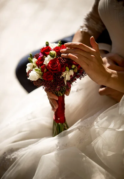 Photo tonique de la mariée touchant les roses dans le bouquet nuptial — Photo