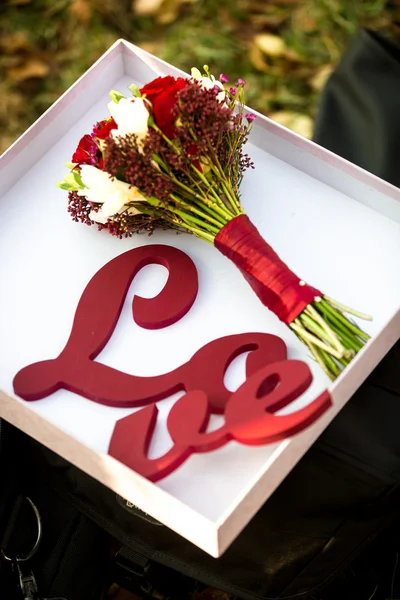 Декоративный знак "Любовь" и свадебный букет — стоковое фото