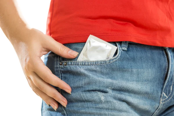 Концептуальная фотография презерватива в джинсовом кармане — стоковое фото