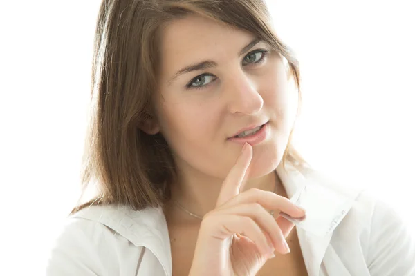 Sexy brunette woman holding condom and looking at camera — Stock Photo, Image