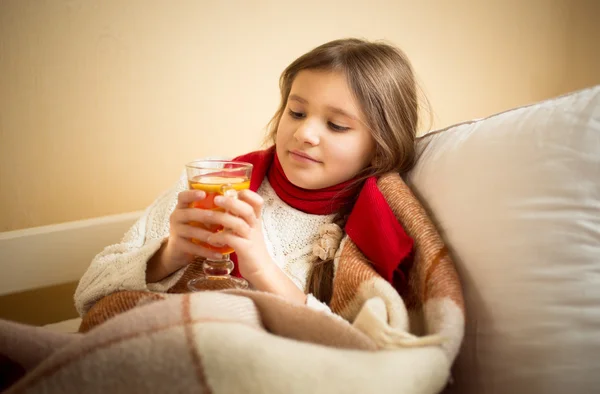 grip ve çay yatak, holding sevimli kız var