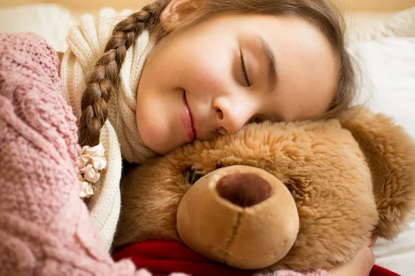 Retrato de niña durmiendo en oso de peluche marrón — Foto de Stock