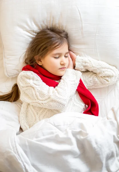 Retrato de niña en suéter durmiendo en la cama — Foto de Stock