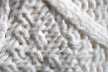 Beyaz örgü yün kazak dokusuna