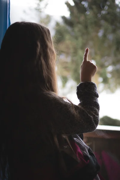 Niña dibujando en ventana — Foto de Stock