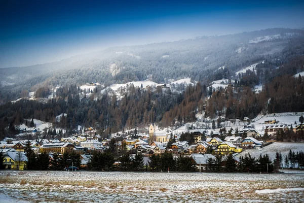 Τοπίο μικρή πόλη στα υψηλά βουνά σε Αυστρία — Φωτογραφία Αρχείου