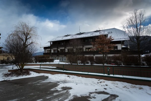 Traditionele Oostenrijkse houten huis in Alpen vallende sneeuw — Stockfoto