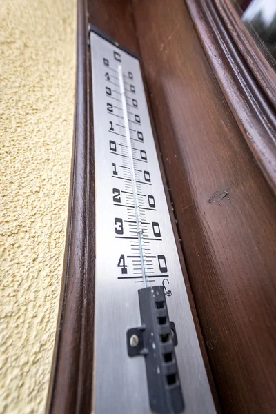 Wide angle shot of outdoor thermometer showing negative temperat — Stock Photo, Image