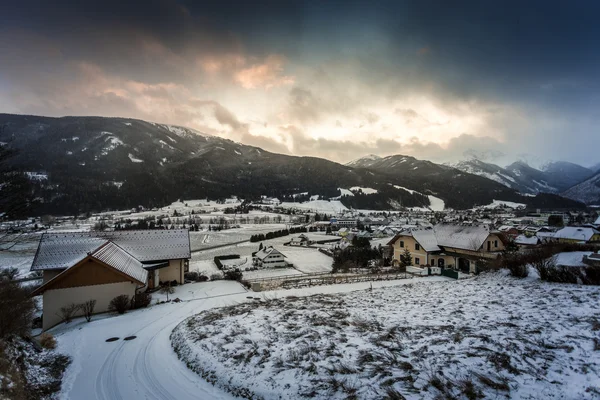 Bela vista do pôr do sol sobre a aldeia em Alpes austríacos — Fotografia de Stock